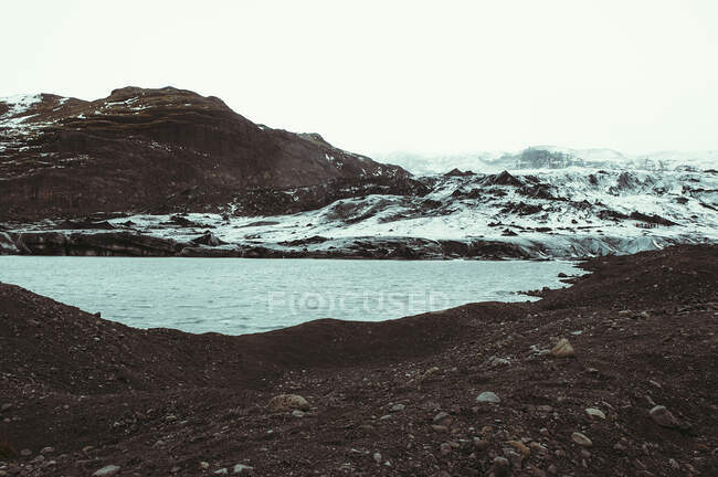 Plano panorámico del paisaje costero rocoso en invierno, Islandia - foto de stock