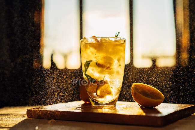 Mojito limoncello fresco en una tabla de cortar - foto de stock