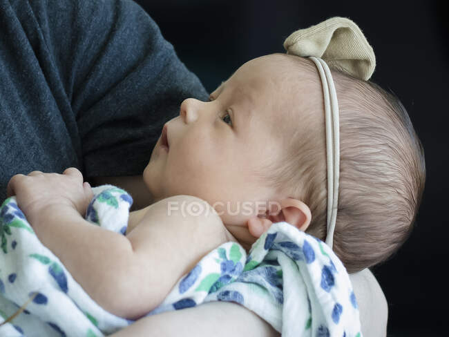 Portrait of a woman cradling her baby girl in her arms — Stock Photo