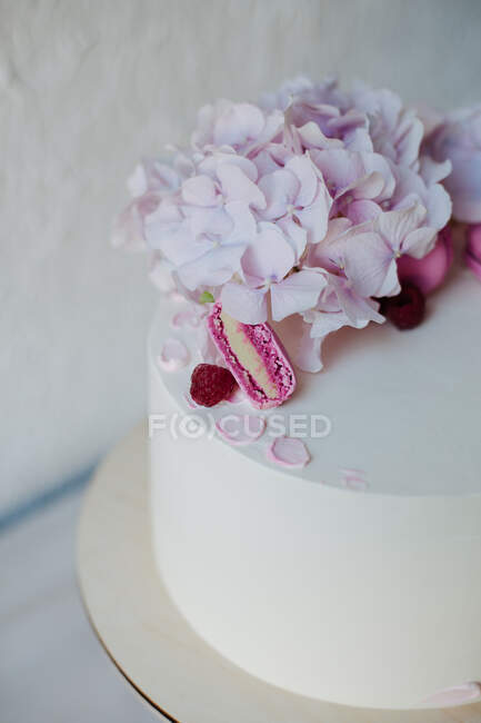 Gâteau de mariage avec roses roses et fleurs — Photo de stock