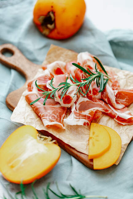 Schinken, Marmelade, Käse, Wurst, Salami, Oliven und Basilikum. auf einem Holztisch — Stockfoto