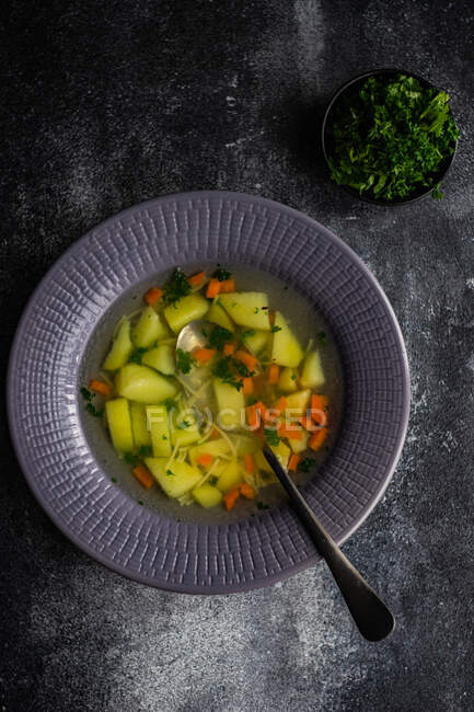 Здоровый овощной суп в миске — стоковое фото