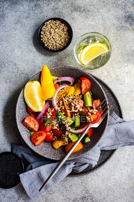 Salada de legumes saudável com ervas e sementes servidas em mesa de concreto — Fotografia de Stock
