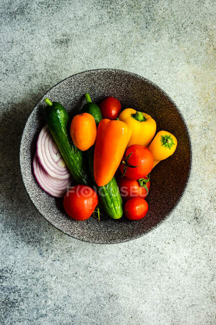 Vegetale sano per la cottura dell'insalata in una ciotola sul tavolo di cemento — Foto stock