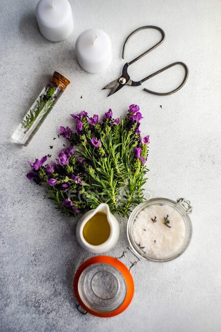 Wellness- und Gesundheitskonzept mit frischen Lavendelblüten auf Betongrund — Stockfoto