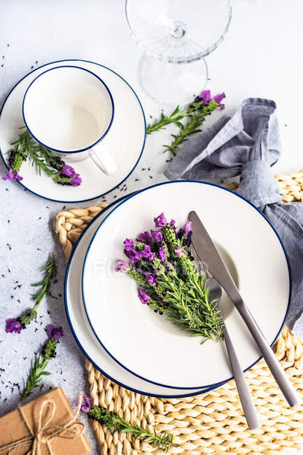 Estate moderna tavola apparecchiata con fiori di lavanda freschi sul tavolo di cemento — Foto stock