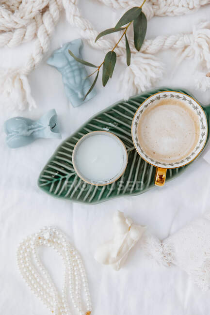 Уютная композиция с чашкой кофе и печеньем, вид сверху — стоковое фото
