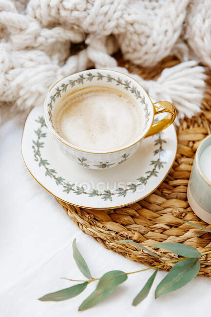 Xícara de café e biscoitos com marshmallows, vista superior — Fotografia de Stock