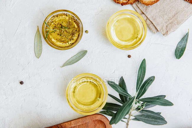 Aceite de oliva fresco sobre fondo blanco - foto de stock