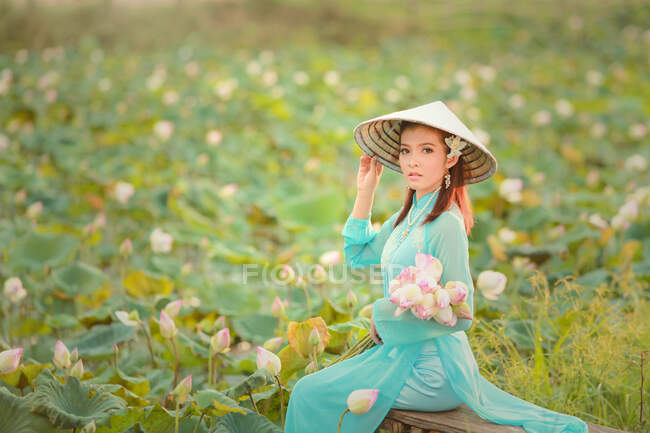 Hermosa mujer con la cultura de Vietnam vestido tradicional, traje tradicional, estilo vintage, Vietnam - foto de stock