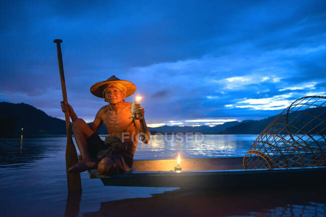 Un pêcheur cormoran traditionnel travaille sur le fleuve Khong, Nhongkhai, Thaïlande. — Photo de stock