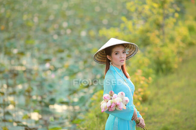 Schöne Frau mit Vietnam-Kultur traditionelle Kleidung, Tracht, Vintage-Stil, Vietnam — Stockfoto