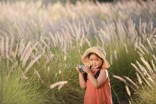 Feliz asiático criança ao ar livre, feliz harmonioso família ao ar livre conceito — Fotografia de Stock