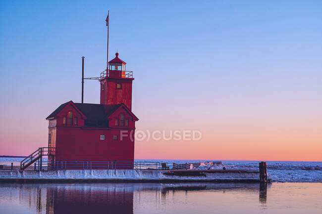 Roter Leuchtturm im Wasser der Ostsee im Norden Islands. — Stockfoto