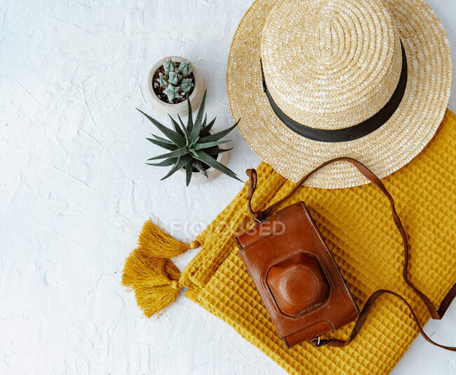 Sombrero de verano y bolsa de paja sobre fondo de madera - foto de stock
