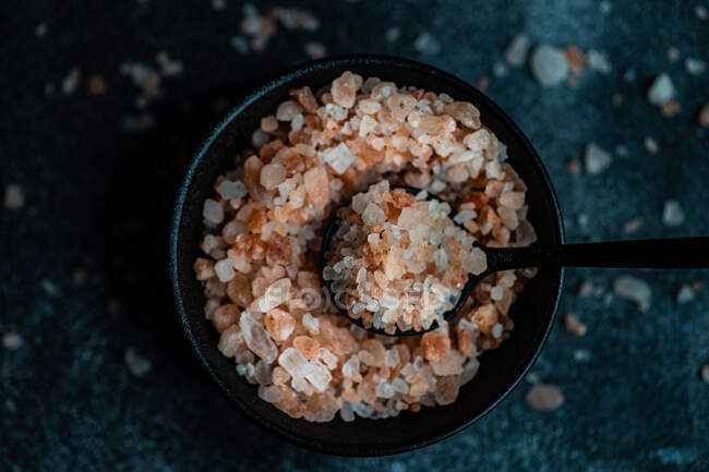 Kochkonzept mit Salz-Würze auf dunklem Betongrund — Stockfoto
