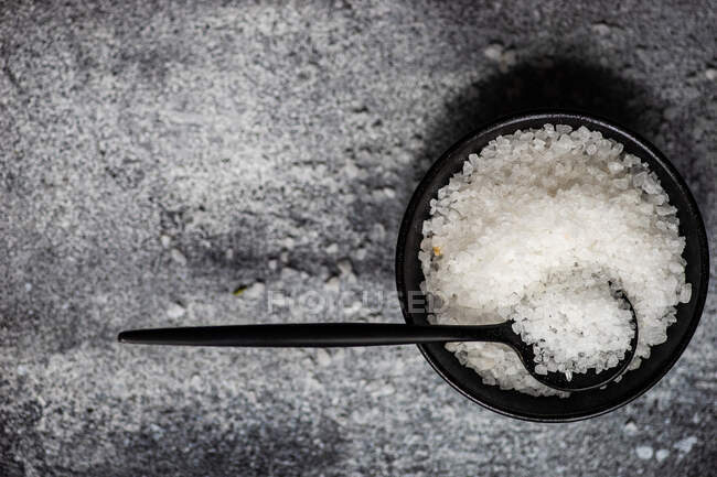 Концепция приготовления пищи с приправами соли на темном бетонном фоне — стоковое фото