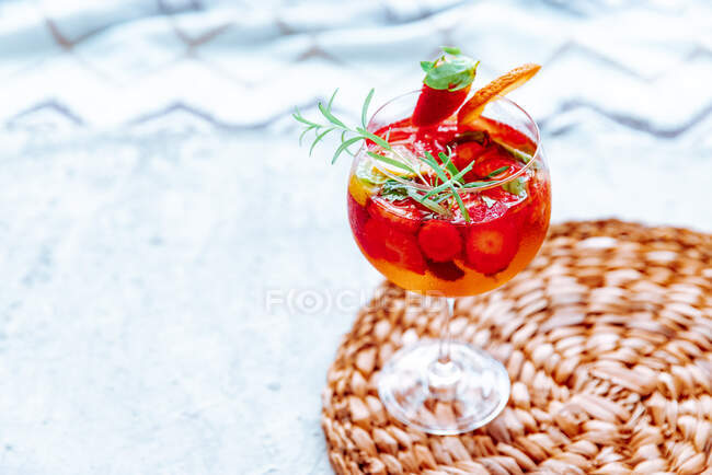 Свіжий прохолодний детоксикаційний напій з різними ягодами. Правильне харчування та здорове харчування. Літній напій — стокове фото