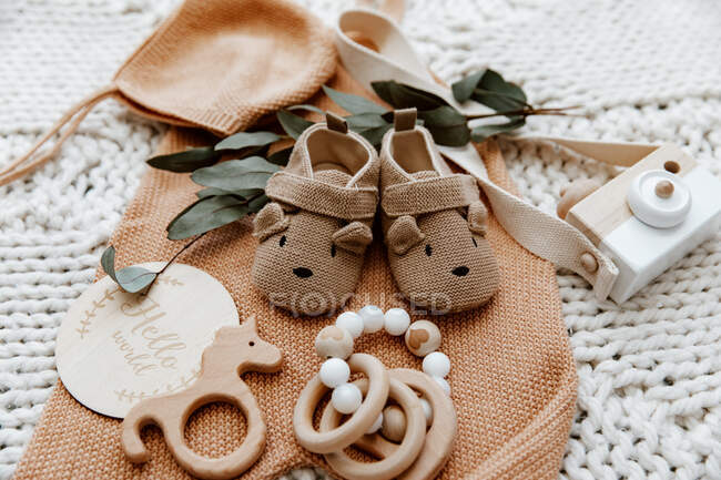 Chaussettes et écharpe bébé avec accessoires en bois — Photo de stock
