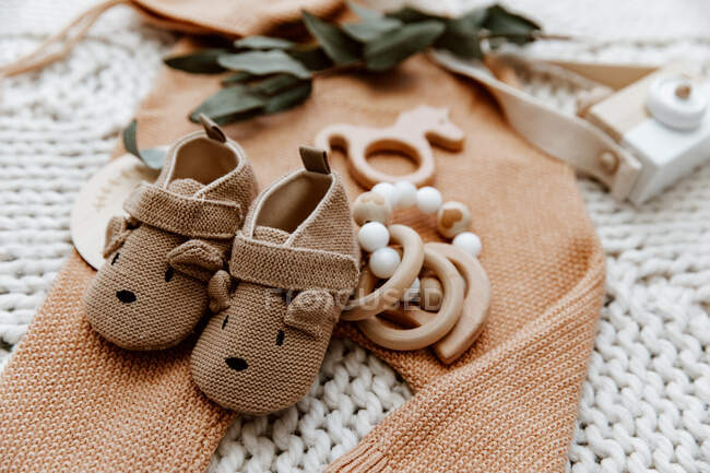 Meias de bebê e macacão com acessórios de madeira — Fotografia de Stock