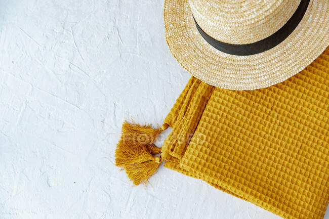 Vue de dessus du chapeau et de l'écharpe de paille sur la surface en béton — Photo de stock