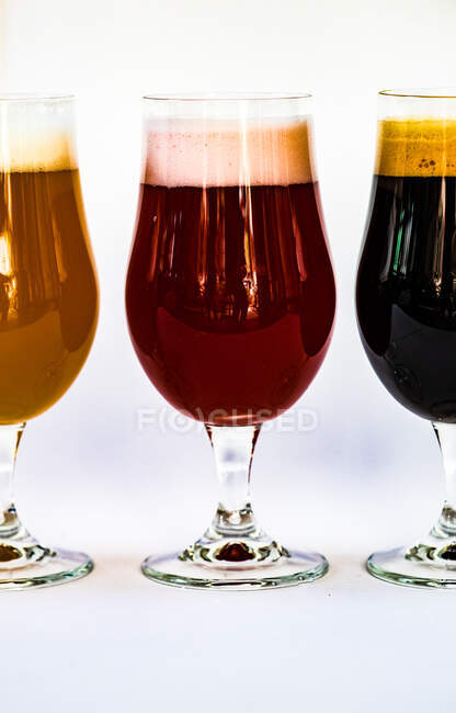 Окуляри з різними видами ремісничого пива — стокове фото