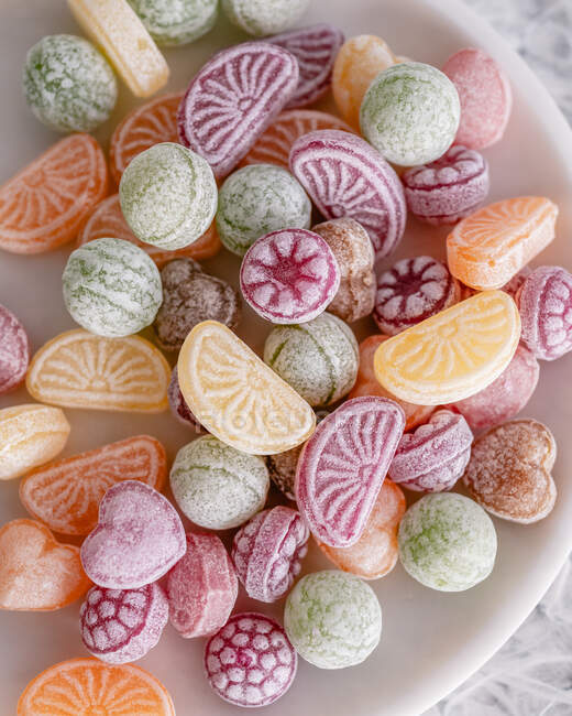 Close-up of assorted hard candy sweets on a plate — Stock Photo