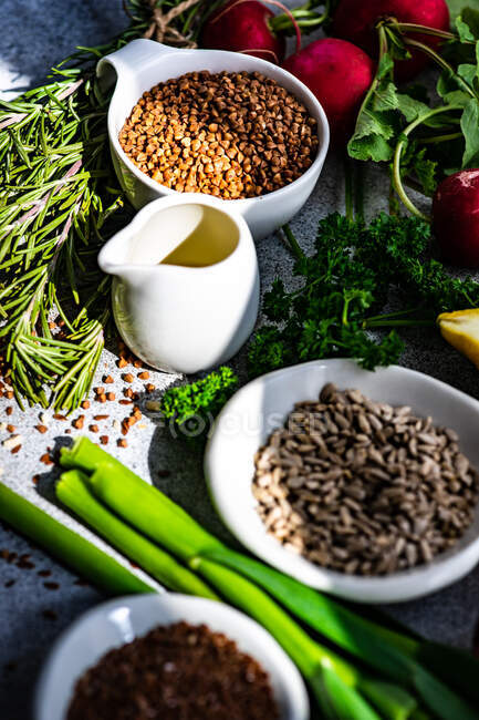 Kochkonzept mit organischen und gesunden Zutaten auf konkretem Hintergrund — Stockfoto