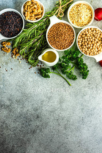 Concetto di cucina con ingredienti biologici e sani su sfondo concreto — Foto stock