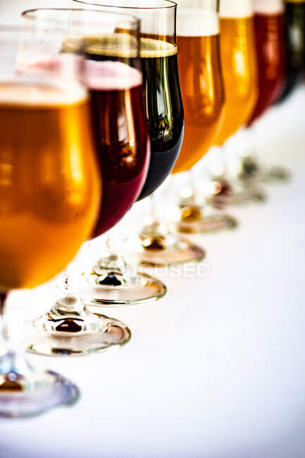 Bicchieri con diversi tipi di birra artigianale — Foto stock