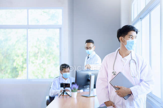 Retrato senior asiático médico sobre sala de reuniones en línea, asiático concepto médico - foto de stock