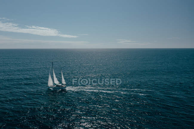 Barco à vela navegando perto de Montauk, Long Island, The Hamptons, Nova York, EUA — Fotografia de Stock