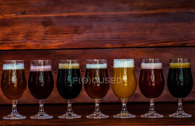 Bicchieri con diversi tipi di birra artigianale — Foto stock
