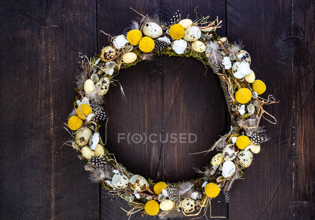 Corona floral de Pascua con flores de primavera y huevos de colores - foto de stock