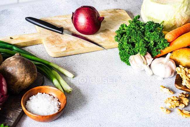 Ingredientes saludables para cocinar con variedades de verduras en la mesa - foto de stock