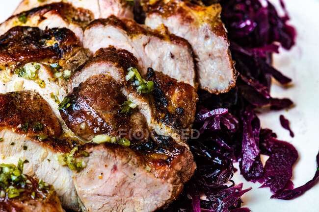 Slices of bbq meat served with salad of red cabbage with craft beer — Stock Photo