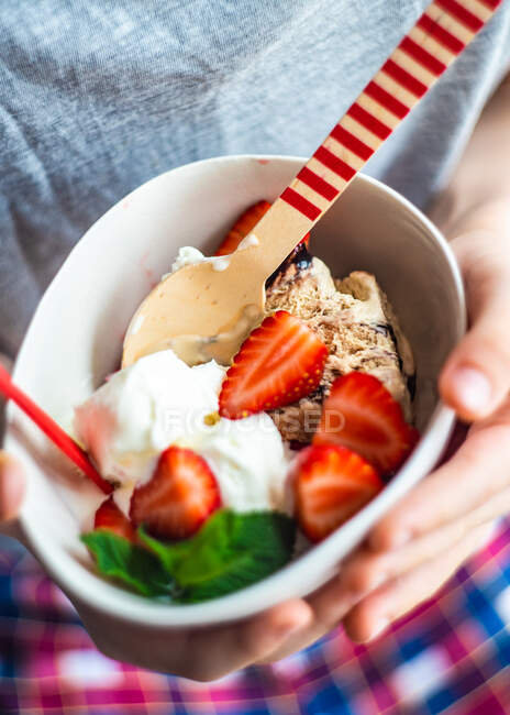 Sobremesa de sorvete de verão servida com morangos e hortelã — Fotografia de Stock