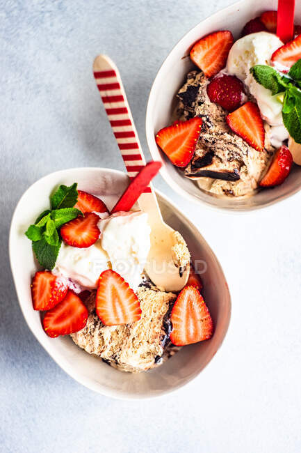Dessert de crème glacée d'été servi avec fraises et menthe — Photo de stock