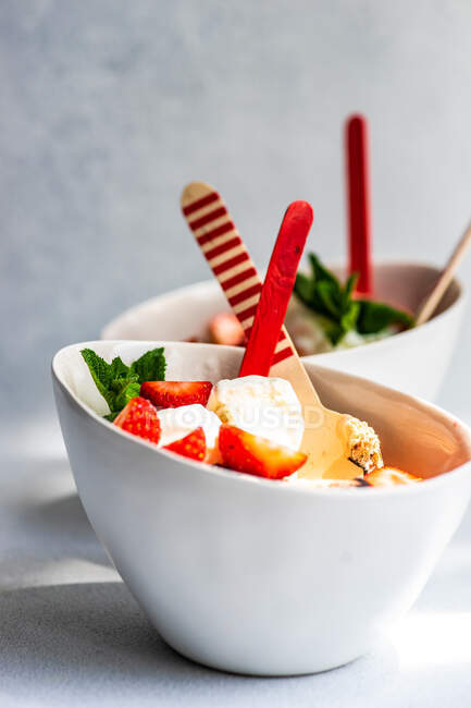 Summer ice cream dessert served with strawberries and mint — Stock Photo
