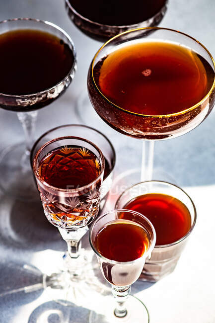 Vino georgiano rojo seco en una variedad de copas de vino sobre fondo de hormigón - foto de stock