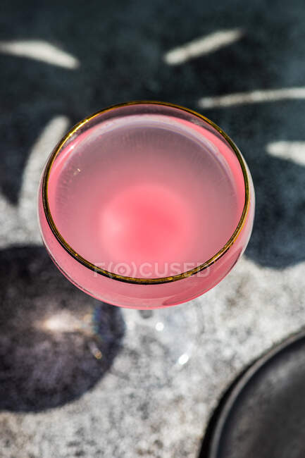 Cocktail di gin spritz al pompelmo rosa servito in un bicchiere nella giornata di sole — Foto stock