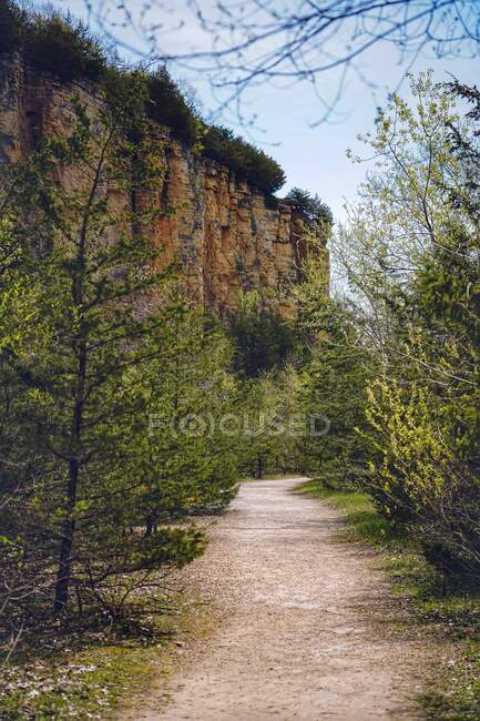 Sentier à travers Mines of Spain State Recreation Area, comté de Dubuque, Iowa, États-Unis — Photo de stock