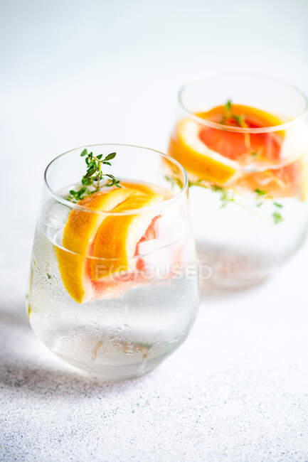Summer cocktail with grapefruit and thyme as a summer background concept — Stock Photo