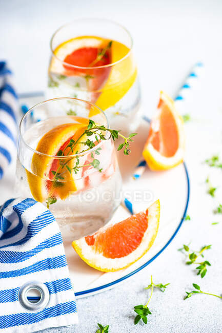 Sommercocktail mit Grapefruit und Thymian als sommerliches Hintergrundkonzept — Stockfoto