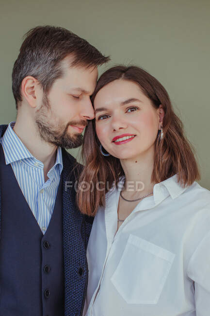 Retrato de una hermosa pareja de pie uno al lado del otro - foto de stock