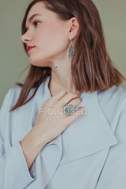 Retrato de uma mulher bonita com a mão no pescoço — Fotografia de Stock