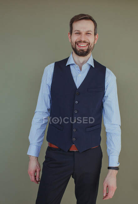 Портрет красивого мужчины с бородой в рубашке и жилете — стоковое фото