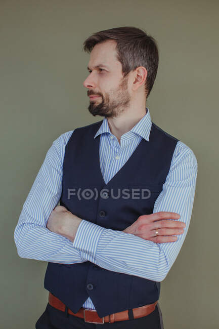 Porträt eines gutaussehenden Mannes mit Bart, Hemd und Weste — Stockfoto