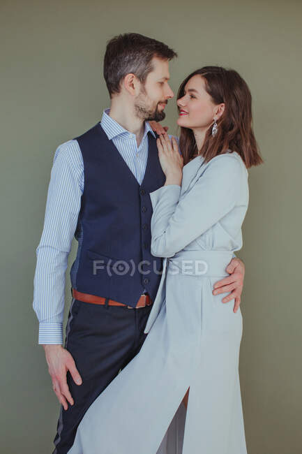 Porträt eines schönen Paares, das sich umarmt und einander ansieht — Stockfoto