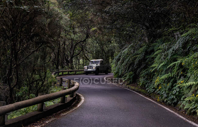 Veículo 4x4 dirigindo ao longo de uma estrada sinuosa de Anaga a Santa Cruz de Tenerife, Tenerife, Ilhas Canárias, Espanha — Fotografia de Stock